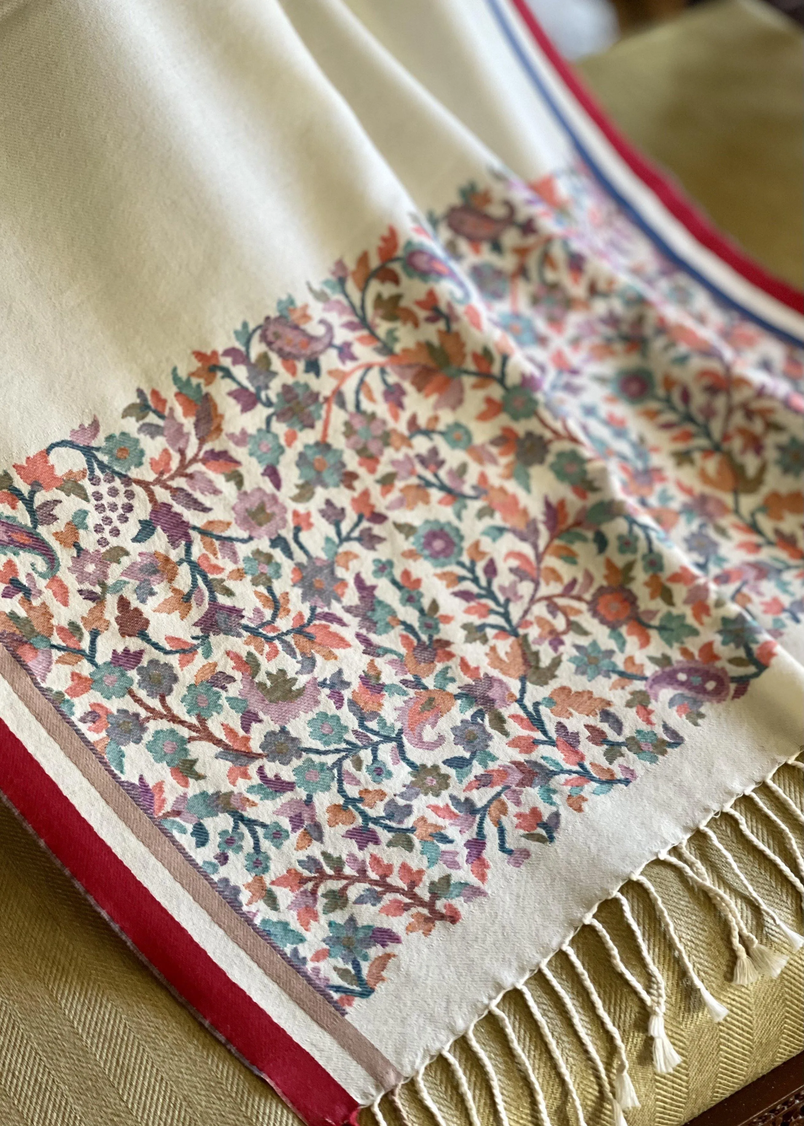 SOFT WOOL WITH KANI BORDER
